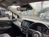 運転席からの視界も良く運転しやすい車両です。フロント、フロントドアは、IRカット&ス―パ-UVカット断熱グリーンガラス機能で紫外線や赤外線から守ります。