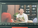 停車中にテレビ番組を視聴でき、休憩時間の過ごし方に幅が広がります。画面には番組映像と時刻が表示され、車内でひと息つきたいときにも便利な装備としてお使いいただけます。