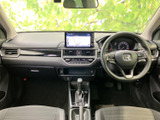 前席からはフロントガラス越しに前方を見渡しやすく、運転席と助手席が並ぶ落ち着いた空間です。シートや足元もすっきりとまとまり、毎日の移動を心地よく支えます。
