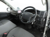 シンプルで使いやすいデザインの運転席です。
