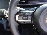 オーディオの音量やチャンネル操作ができるスイッチが、ハンドルに付いています。運転中でも、操作が行えて非常に安全・便利です!