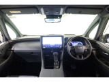 洗練されたデザインで高級感があり、使い勝手の良い運転席廻りです。運転に必要な情報がウインドシールドガラスの視野内に投影されるHUD搭載。インナーミラーは映像表示で視界を確保する電子インナーミラーです。