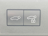 【パワーバックドア】スマートキーや運転席のボタンを押すだけでリアゲートが自動で開閉します!荷物を持っている時や、高い位置にあるバックドアを閉める際に便利な機能です♪