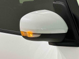 歩行者や他のドライバーからの被視認性が高いLEDターンランプ付き電動格納ドアミラー