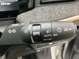 レバーには各種マークが見やすく表示され、運転席から機能を把握しやすい設計です。周辺のスイッチ類とまとまっており、走行中も視線を大きく外さず必要な操作へ移りやすくなっています。