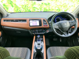 運転席から前方を見渡しやすい視界が広がり、左右のシートも落ち着いて座れる印象です。前席まわりは色合いに統一感があり、乗り込んだ際にもすっきりと感じられる空間です。