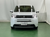 LEDヘッドライトを装備しています。LEDヘッドライトはとても明るく、雨の日や夜間走行も安全・安心です。オートライトコントロール付きで周囲の明るさに応じて自動で点灯・消灯します