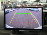 後方の様子を画面で確認でき、ガイドラインも表示されるバックモニターです。駐車時に周囲や車両との距離を目で確かめながら操作でき、駐車が不安な方にも心強い装備です。