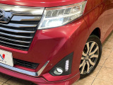 【LEDヘッドライト】悪天候や夜間走行時も良好な視界を確保し安心して運転できる高輝度LEDヘッドライトを装備!点灯速度が早く、消費電力も抑えられています。