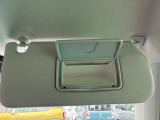 【フロントシート】インパネにシフトが付いているので足元広々!運転席から助手席の移動も楽々♪どちらからでも乗り降り出来るので、狭い場所の乗り降りも楽ちんですよ♪