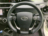 ステアリング上には複数のスイッチが備わり、運転姿勢を保ったまま手元で扱える構成です。メーターやナビとの位置関係も自然で、日常の運転をサポートする装備です。
