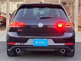 【バックフォグ】Volkswagenの車両は全車「バックフォグ」が装備されております!夜間走行や雨霧で視界が悪い天候でも後方を走る車両に自車位置を知らせることができる安全装備となっております!