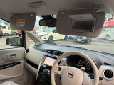 運転席のサンバイザーにはミラーがついております。