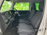 運転席と助手席は、落ち着いた色合いのシートで統一されています。前方や左右の窓から周囲を見渡しやすく、開放感のある視界とすっきりした室内が魅力です。