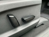 運転席は電動で楽々調整です