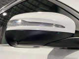ウィンカー内蔵ドアミラーを開発したのは『メルセデス・ベンツ』です。他車からの視認性が高まり、事故の可能性を低減させています。更に、点灯部分はドライバーの視界に入らないように設計されています。