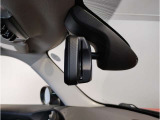 【ルームミラー一体型ETC車載器】ルームミラーの裏側に目立たない様に配置されたETCカード挿入口。スタイリッシュ且つ機能的なものとなっております。