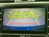 後方の様子を画面で確認でき、駐車時の距離感をつかむ目安となるガイド線も表示されます。車庫入れや狭い場所での駐車をサポートし、周囲を確認しながら落ち着いて操作したい方に便利です。