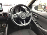 マツダは運転手中心の車つくりを行っております。上部に視認ゾーン、手が届く位置に操作ゾーンを配置し、運転に集中できるコックピットを演出しております☆