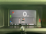 速度や燃料残量などの情報がひとつの画面に表示され、運転に必要な内容をまとめて確認しやすいメーターまわりです。