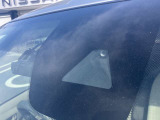 フロントガラスの上部には衝突軽減ブレーキの装置も付いており、より安全に運転を楽しんでいただくことができます。