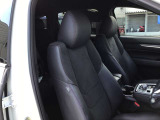マツダは運転手中心の車つくりを行っております。上部に視認ゾーン、手が届く位置に操作ゾーンを配置し、運転に集中できるコックピットを演出しております☆