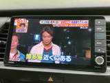 テレビ番組を表示でき、停車中のひと休みや待ち時間に映像を楽しめます。画面上で放送内容を確認できるので、車内で過ごす時間の選択肢が広がる便利な装備です。