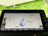地図を大きく表示し、現在地や周辺の道路を画面上で確認できます。目的地検索などのメニューも下部にまとまり、行き先の確認や設定を進めやすい画面です。