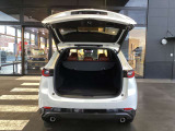 電動リアゲートを装備しております。スイッチ操作で開閉を行うことが可能です。お荷物の積み降ろしを行う際にも便利にご使用いただける装備となっております。