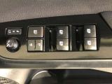 パワーウィンドウのスイッチです。 運転席にいながら助手席や後席の窓を開け閉めできるので、大変便利です。
