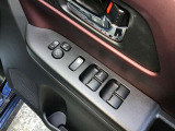 パワーウインド・電動格納付きドアミラースイッチは、ドアに集中☆