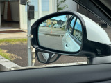 ドアミラーに死角を写すミラーが付いていて安心です。