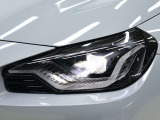 LEDヘッドライトは先進のLEDテクノロジーを採用。照射される白色光の周波性は太陽に近くバイキセノンヘッドライトを上回るコントラストでさらに明るく輝きます。