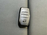 【スマートキー】ドアの開閉時鍵を探さなくても簡単にドアの開閉することが出来ます、また、エンジン始動も車内にスマートキーがあれば簡単に始動することが出来ます