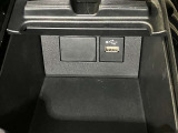スマートフォンやお手持ちの機器のバッテリー残量が少なくなっても、運転中に充電ができるので安心ですね!