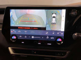 レクサスのお車はすべてバックモニターを標準装備。駐車時のご不安を解消する、パノラミックビューモニターも装備しています。