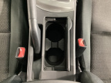 シート間には2名分のカップホルダーも備えます。