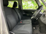 前席はゆったりとした座面と背もたれで、運転席・助手席ともに落ち着いて座れる空間です。窓からの光が入り、足元まで見渡しやすい室内で、日々の乗り降りにも便利です。