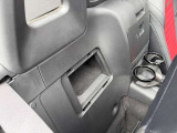運転席の裏側に収納スペースございます。