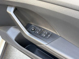 運転席ドアに集約されたパワーウィンドウスイッチで、全窓をスマートに操作できます。