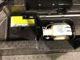 もしパンクをしてしまったら、この溶剤をエア注入口より入れて応急処置をしてください。重たいスペアタイヤを積んで走るより燃費の向上になるので、パンク修理キッド搭載の車が増えているんです。