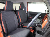 運転席はオレンジのアクセントでさわやかな見た目に仕上げました!