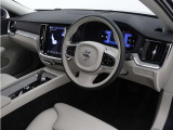 インストルメントパネルは僅かに運転席側へと傾けられているほか、余計なスイッチ類を可能な限り排し、運転に集中しやすい環境を造り出しています。