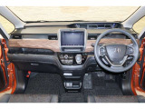 操作性に優れた運転席となります!小物入れや各ボタンの配置にこだわり、使いやすいです!座り心地もよく視認性も良好なのでロングドライブもお任せ下さい!
