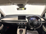先進デザインと高級感のある運転席周りとなっております♪