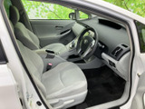 運転席まわりは前方を見渡しやすいレイアウトで、シートにもゆったり座れます。明るい色合いの内装が空間をすっきり見せ、ドアを開けた際の乗り降りもしやすい印象です。