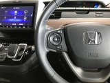 ステアリングスイッチでハンドルから手を離さなくても、音量やチャンネルなどの調整ができて安全です。