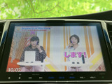 テレビ映像を表示でき、停車中の待ち時間にも番組を楽しめます。画面上で映像を確認しやすく、車内で過ごすひとときの選択肢が広がる装備です。安全のため、視聴は停車時にご利用ください。