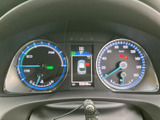 速度や燃料残量など、運転に必要な情報をメーター内にまとめて表示します。中央の表示部でも車両情報を確認でき、走行前や運転中に必要な状態を把握しやすい配置です。