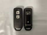 スマートキーを装備しています。鍵を差し込むことなくドアロックの開け閉めと、スタートボタン操作でのエンジンスタートができます。スペアキーも同じものを用意しております。